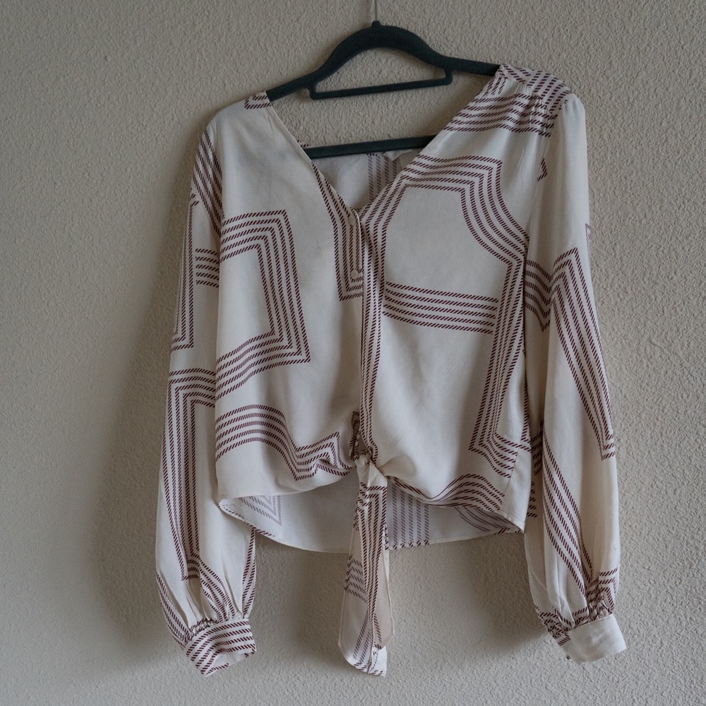 Blouse with bottons and tie front